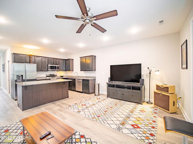 495 Harper Village Way, Lenoir City, TN 37771