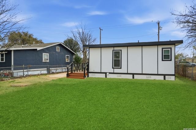 611 N San Ignacio Ave, San Antonio, TX 78228