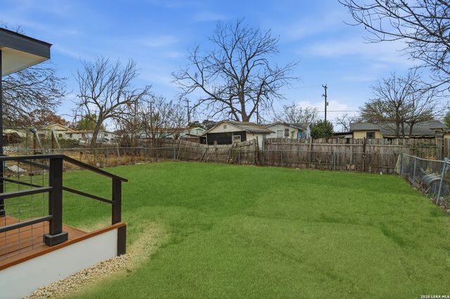 611 N San Ignacio Ave, San Antonio, TX 78228