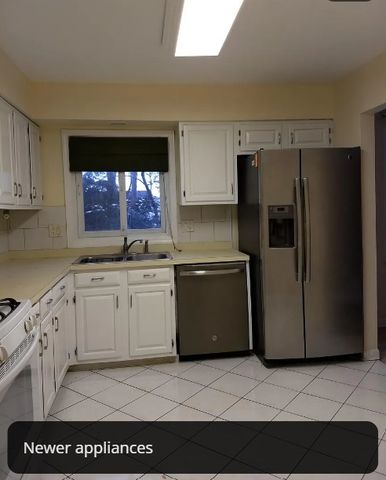 330 E Forest Knoll Drive, Palatine, IL 60074