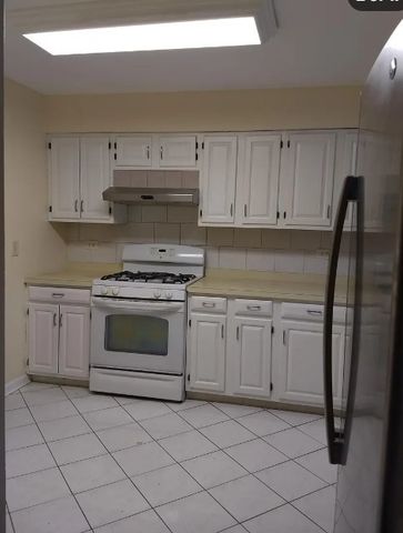 330 E Forest Knoll Drive, Palatine, IL 60074