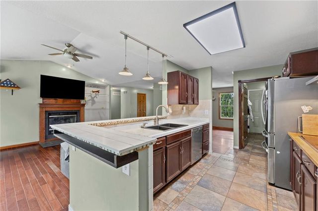 24129 Hollingsworth Road, Mclouth, KS 66054