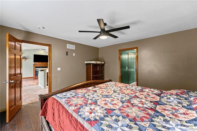24129 Hollingsworth Road, Mclouth, KS 66054