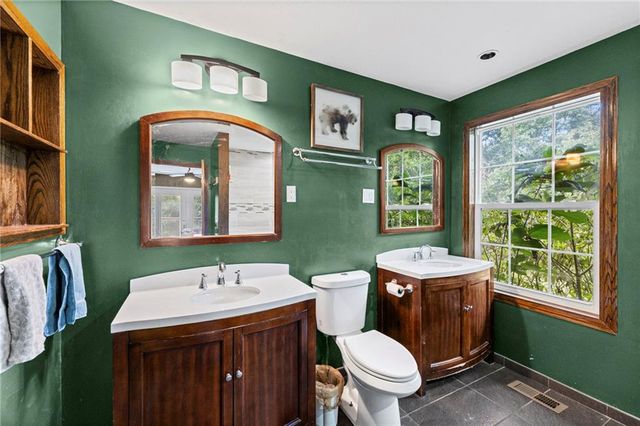 24129 Hollingsworth Road, Mclouth, KS 66054