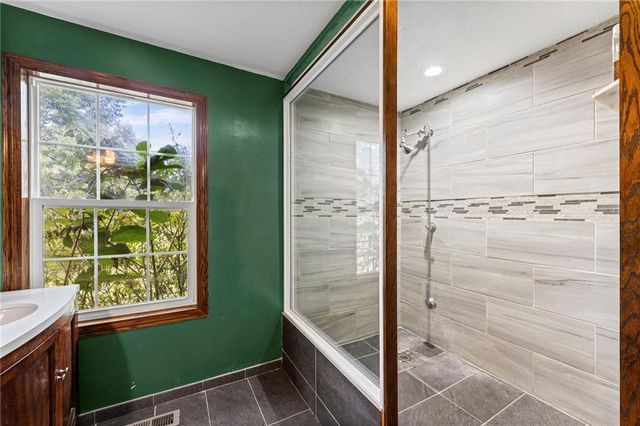 24129 Hollingsworth Road, Mclouth, KS 66054