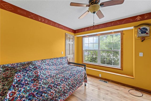 24129 Hollingsworth Road, Mclouth, KS 66054