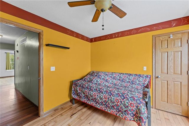 24129 Hollingsworth Road, Mclouth, KS 66054