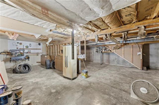 24129 Hollingsworth Road, Mclouth, KS 66054