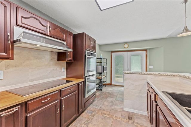 24129 Hollingsworth Road, Mclouth, KS 66054