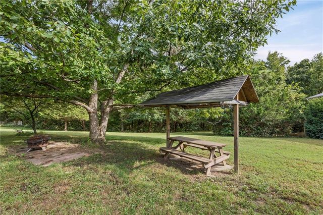 24129 Hollingsworth Road, Mclouth, KS 66054