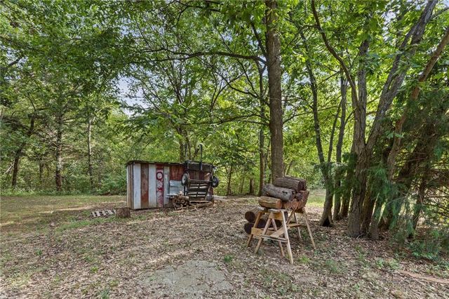 24129 Hollingsworth Road, Mclouth, KS 66054