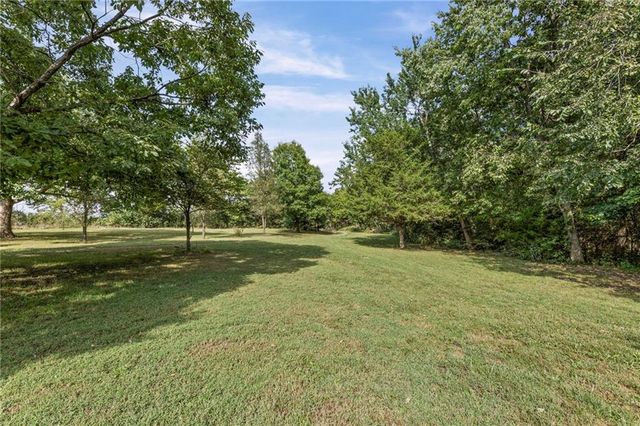 24129 Hollingsworth Road, Mclouth, KS 66054