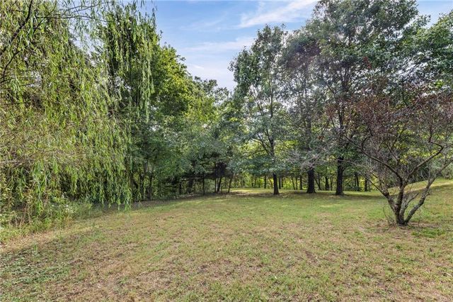 24129 Hollingsworth Road, Mclouth, KS 66054