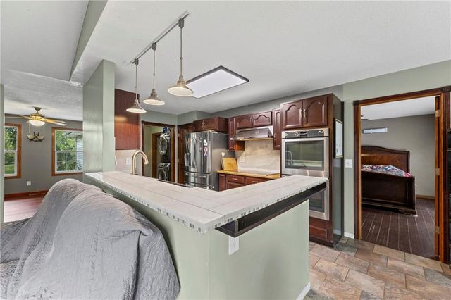 24129 Hollingsworth Road, Mclouth, KS 66054