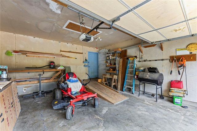 24129 Hollingsworth Road, Mclouth, KS 66054