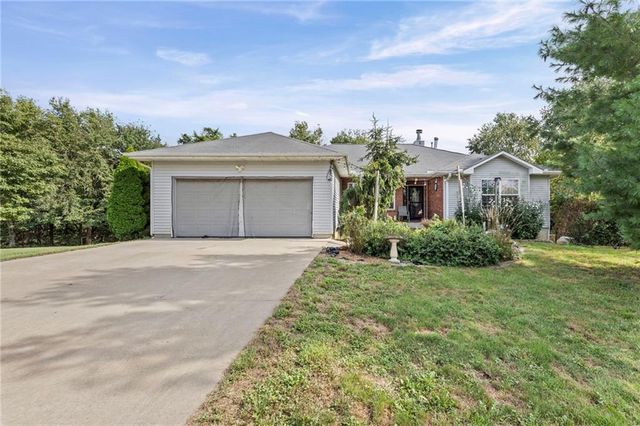 24129 Hollingsworth Road, Mclouth, KS 66054