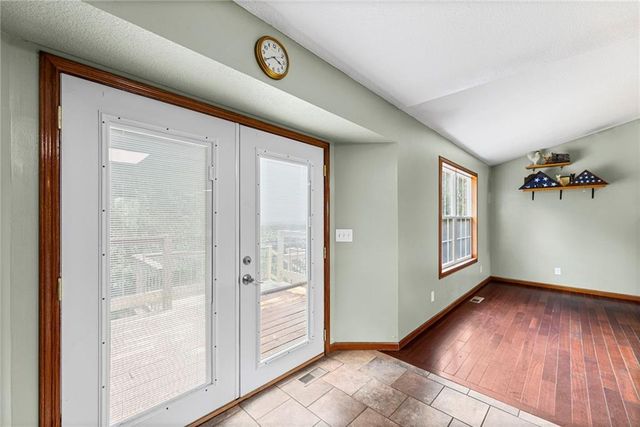 24129 Hollingsworth Road, Mclouth, KS 66054