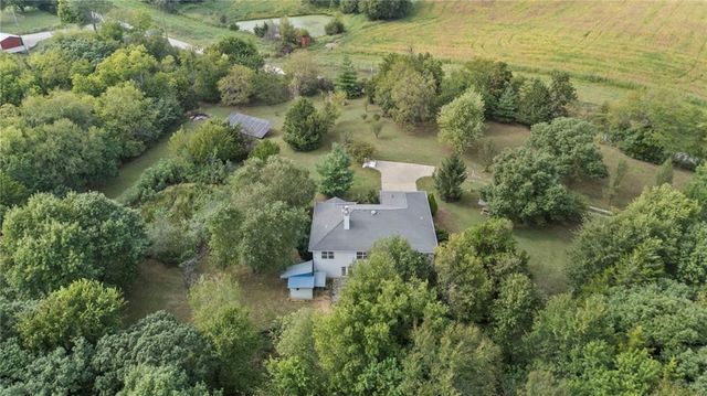 24129 Hollingsworth Road, Mclouth, KS 66054