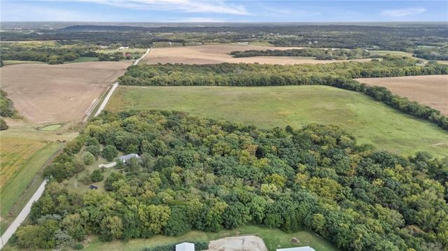 24129 Hollingsworth Road, Mclouth, KS 66054