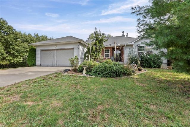 24129 Hollingsworth Road, Mclouth, KS 66054