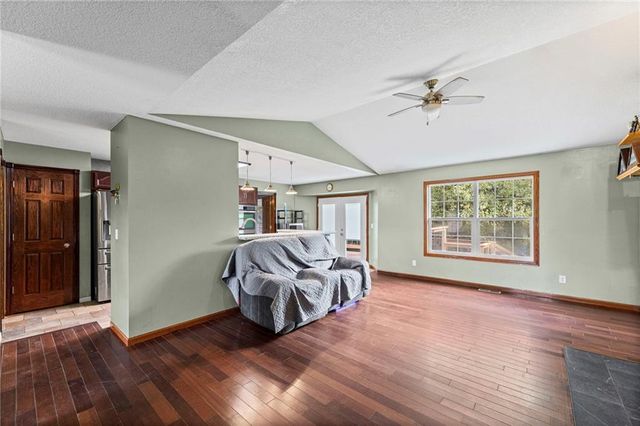 24129 Hollingsworth Road, Mclouth, KS 66054