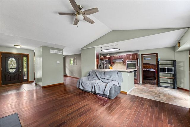 24129 Hollingsworth Road, Mclouth, KS 66054