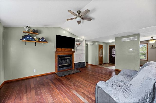 24129 Hollingsworth Road, Mclouth, KS 66054