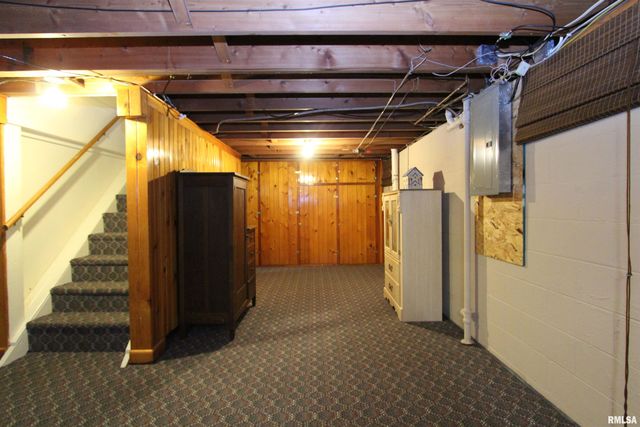 915 N 12TH Street, Clinton, IA 52732