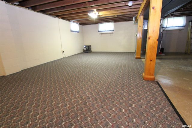 915 N 12TH Street, Clinton, IA 52732