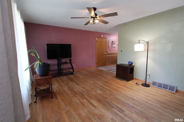 915 N 12TH Street, Clinton, IA 52732