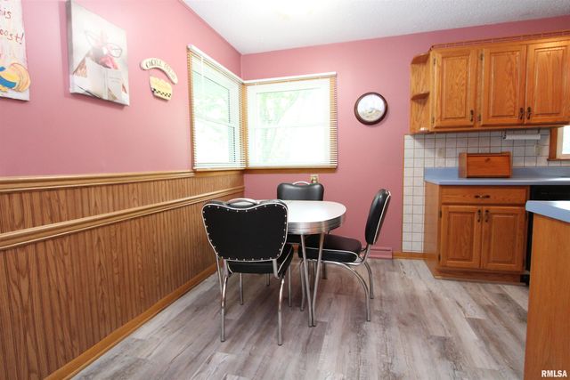 915 N 12TH Street, Clinton, IA 52732