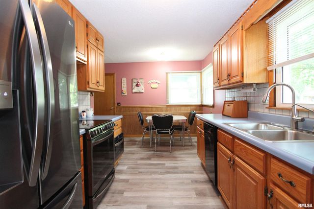 915 N 12TH Street, Clinton, IA 52732