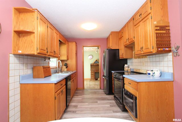 915 N 12TH Street, Clinton, IA 52732