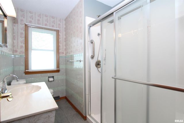 915 N 12TH Street, Clinton, IA 52732