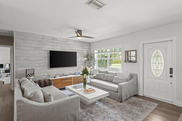 2205 W Pineridge Court, Delray Beach, FL 33444