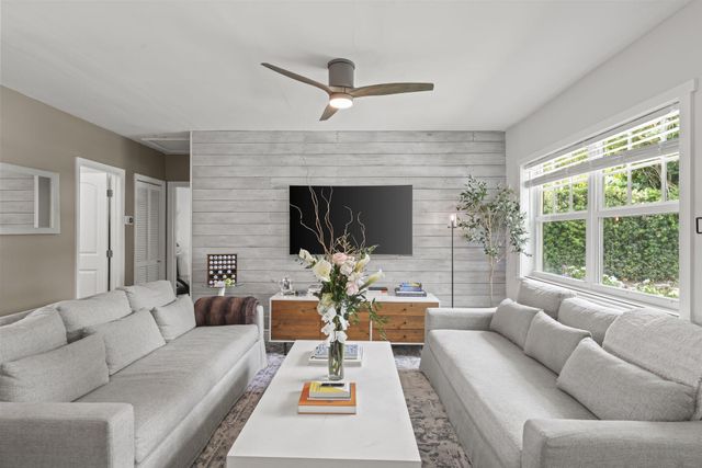 2205 W Pineridge Court, Delray Beach, FL 33444