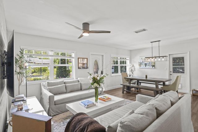 2205 W Pineridge Court, Delray Beach, FL 33444