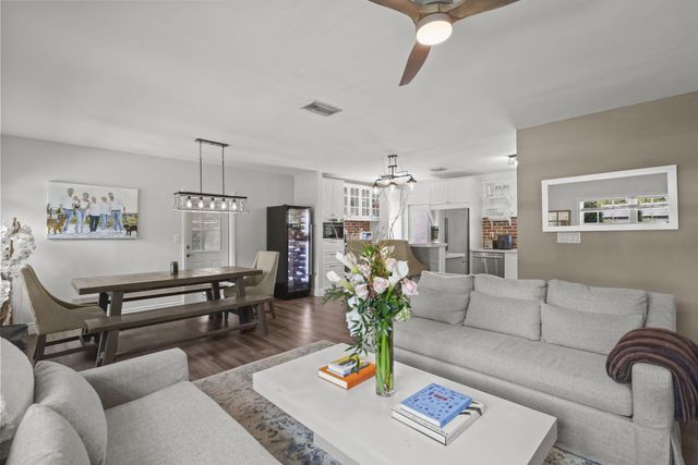2205 W Pineridge Court, Delray Beach, FL 33444