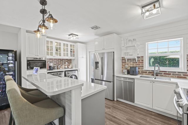 2205 W Pineridge Court, Delray Beach, FL 33444