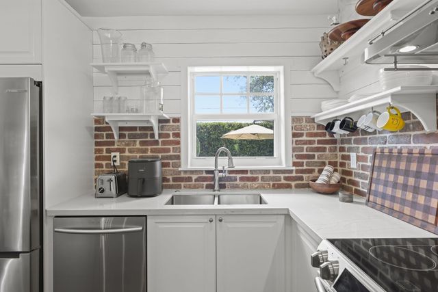 2205 W Pineridge Court, Delray Beach, FL 33444