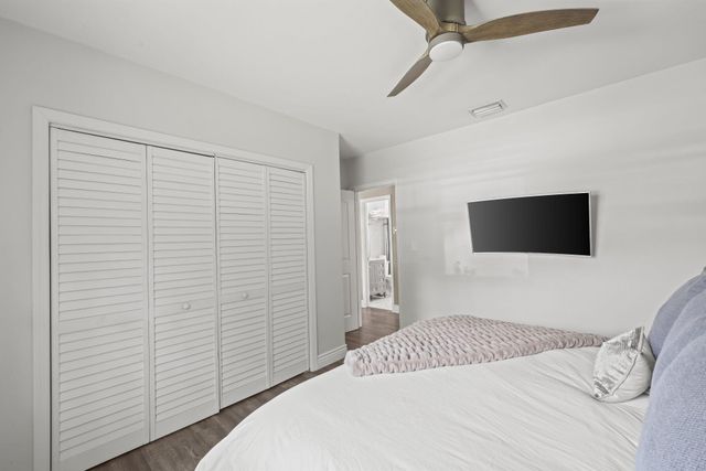 2205 W Pineridge Court, Delray Beach, FL 33444
