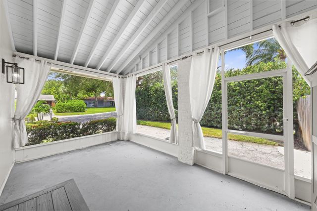 2205 W Pineridge Court, Delray Beach, FL 33444