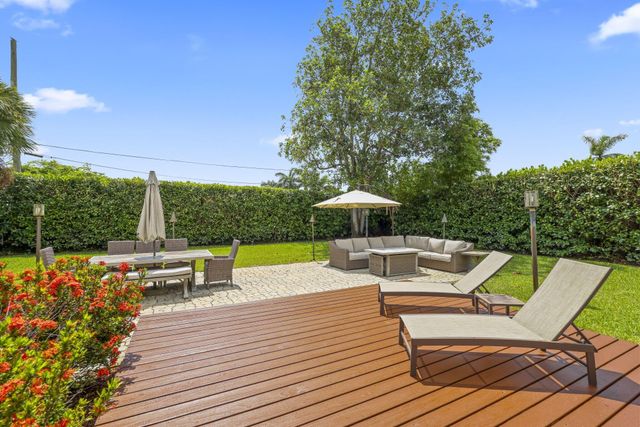 2205 W Pineridge Court, Delray Beach, FL 33444