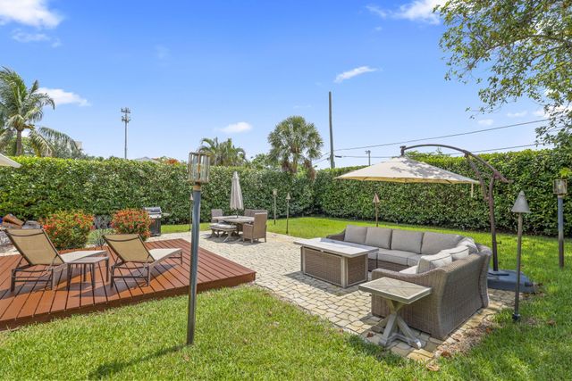 2205 W Pineridge Court, Delray Beach, FL 33444