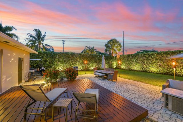 2205 W Pineridge Court, Delray Beach, FL 33444