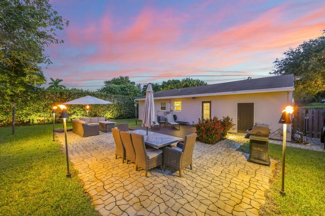 2205 W Pineridge Court, Delray Beach, FL 33444