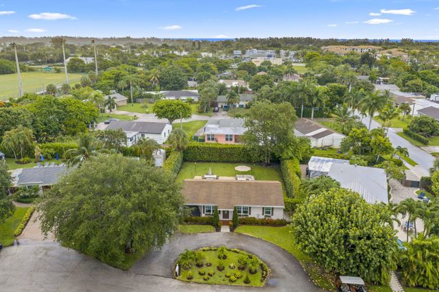 2205 W Pineridge Court, Delray Beach, FL 33444
