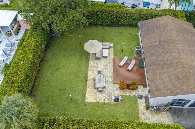 2205 W Pineridge Court, Delray Beach, FL 33444