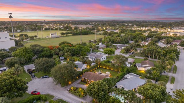 2205 W Pineridge Court, Delray Beach, FL 33444