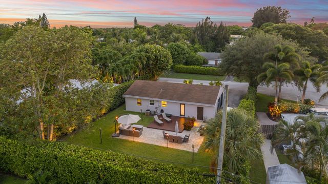 2205 W Pineridge Court, Delray Beach, FL 33444
